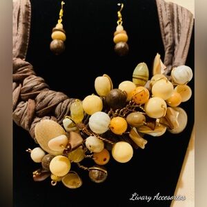 Hand Made Artisan Jewerely
Only one in existente 
Comes with earrings